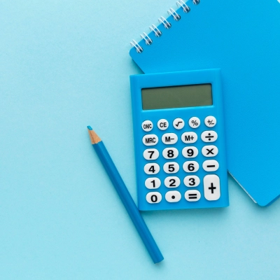 niebieski telefon, notatnik i ołówek