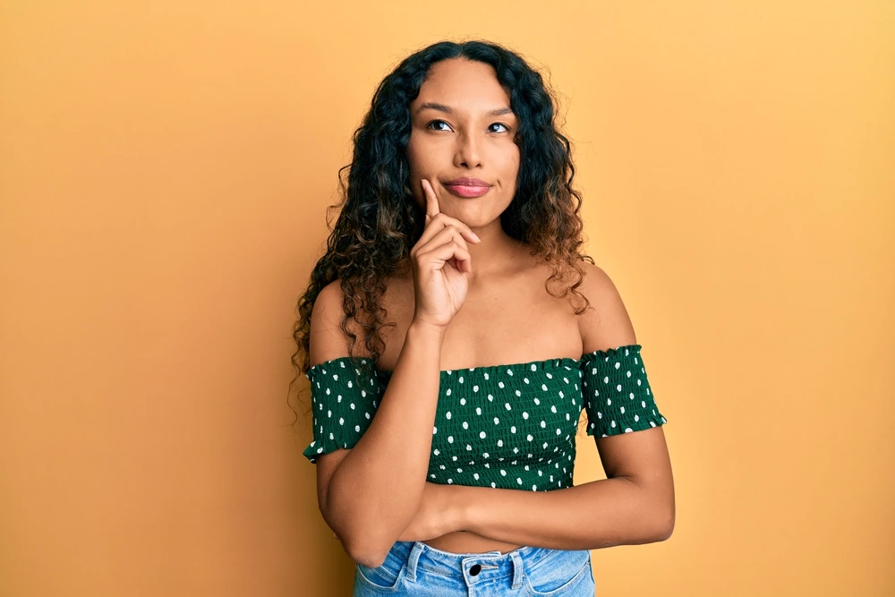 une fille aux longs cheveux noirs